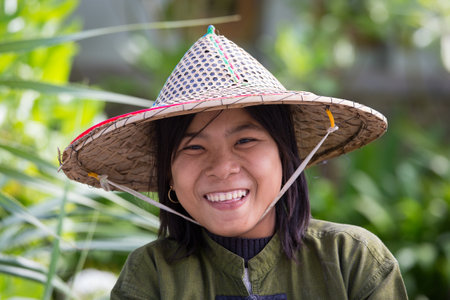 ガパリビーチ ミャンマー 16 年 1 月 23 日 肖像画のビルマ女の子のローカル市場で麦わら帽子 ミャンマー ビルマ の写真素材 画像素材 Image ガパリビーチ ミャンマー 16 年 1 月 23 日 肖像画のビルマ女の子のローカル市場で麦わら帽子 ミャンマー ビルマ の写真素材 画像素材 Image