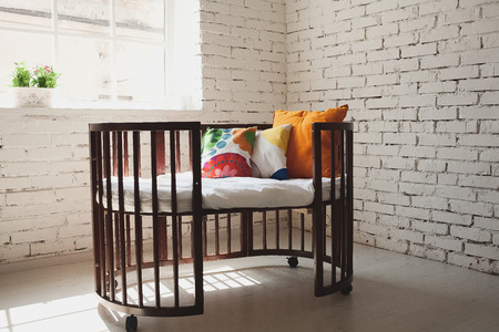 生まれたばかりの赤ちゃんのためのエレガントな高価なベッド 高級アパートの装飾 の写真素材 画像素材 Image 生まれたばかりの赤ちゃんのためのエレガントな高価なベッド 高級アパートの装飾 の写真素材 画像素材 Image