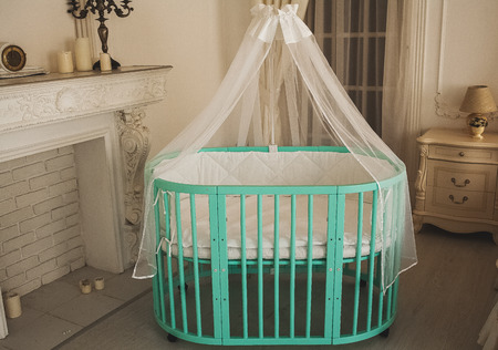 生まれたばかりの赤ちゃんのためのエレガントな高価なベッド 高級アパートの装飾 の写真素材 画像素材 Image 生まれたばかりの赤ちゃんのためのエレガントな高価なベッド 高級アパートの装飾 の写真素材 画像素材 Image