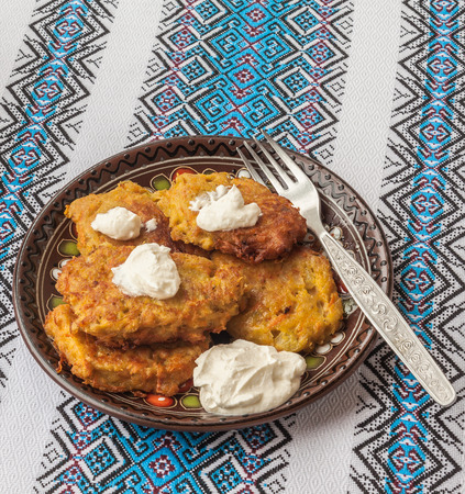 伝統的なウクライナの自家製じゃがいもパンケーキじゃがいも ニンジン サワー クリームとカボチャ の写真素材 画像素材 Image