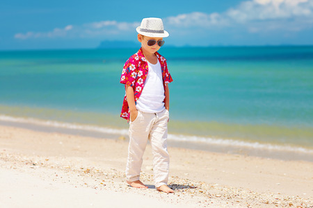 夏のビーチを歩いてかわいいおしゃれな男の子 の写真素材 画像素材 Image 夏のビーチを歩いてかわいいおしゃれな男の子 の写真素材 画像素材 Image