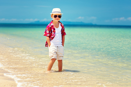 夏のビーチを歩いてかわいいおしゃれな男の子 の写真素材 画像素材 Image 夏のビーチを歩いてかわいいおしゃれな男の子 の写真素材 画像素材 Image