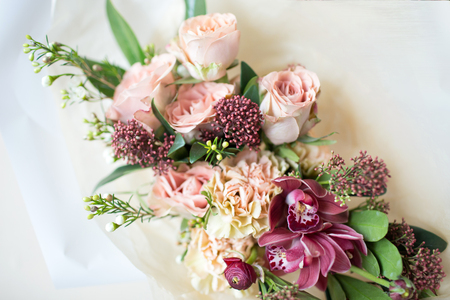 ローズ ピンクのカーネーション ユーカリの花嫁の手から花嫁の結婚式の花束 の写真素材 画像素材 Image ローズ ピンクのカーネーション ユーカリの花嫁の手から花嫁の結婚式の花束 の写真素材 画像素材 Image