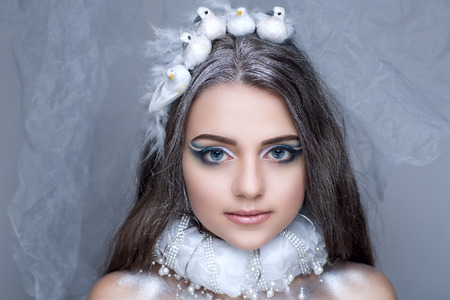 Junge Schone Frau Model Schauspielerin Cowboy Amerika Wilder Westen Mode Perfect Naturliches Make Up Ausdrucksvollen Augen Lippenstift Glanzend Braun Karamell Farbe Luxurioses Landblick Gewagte Farm Stil Lizenzfreie Fotos Bilder Und