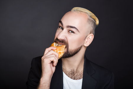 すぐに肖像画をスタイリッシュな男 ファッション髪型セクシーな不良少年 オシャレな髪型とかで黒人の男 不健康な食事で大きな肉ハンバーガー 新しい効果成功ライフ スタイルについてバナー コンセプチュアルなアイデア の写真素材 画像素材 Image