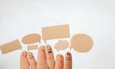 あなたのテキストは 白い背景で隔離のためのスペースで 指笑顔 の写真素材 画像素材 Image