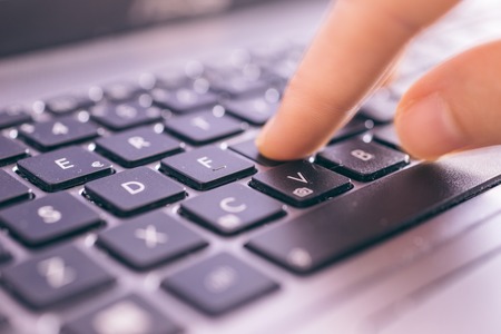 Resultado de imagen para usa solo 2 dedos en el teclado