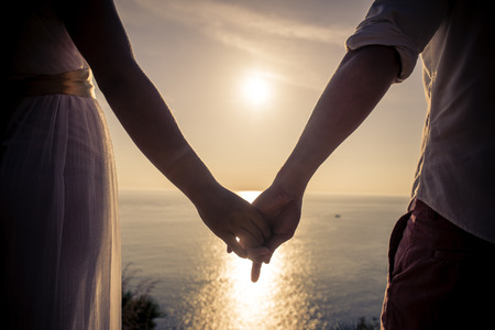 51349896-joven-pareja-de-enamorados-disfrutando-de-la-vista-en-un-cabo-en-tailandia-luna-de-miel-vacaciones-e.jpg?ver=6