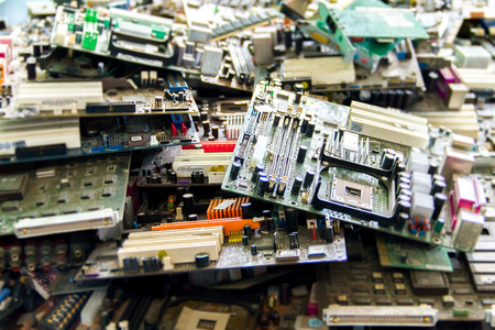電子廃棄物リサイクル コンピューターのマザーボード の準備ができて の写真素材 画像素材 Image