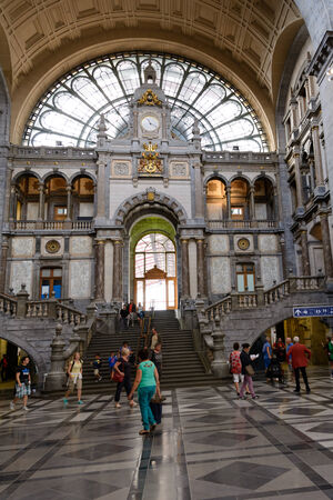 アントワープ セントラルはベルギーのアントワープの主要鉄道駅の名前です 元の場所の建物は 15 年から 1905 間に建設されました の写真素材 画像素材 Image アントワープ セントラルはベルギーのアントワープの主要鉄道駅の名前です 元の場所の建物は 15 年から 1905 間に建設されました の写真素材 画像素材 Image