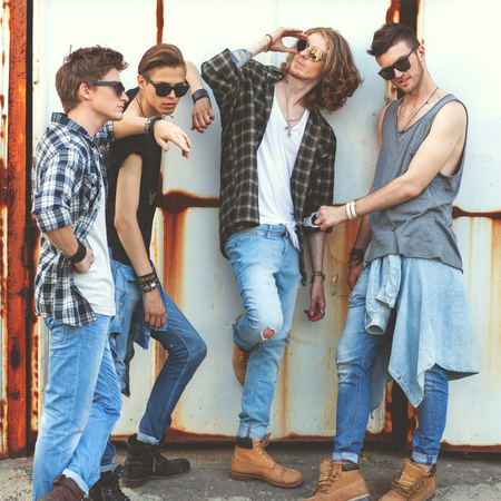 ファッションの流行に敏感なアメリカ人ジーンズ 格子縞のシャツ サングラス 流行スタイルに身を包んだ 木製の壁のそばに座って の写真素材 画像素材 Image ファッションの流行に敏感なアメリカ人ジーンズ 格子縞のシャツ サングラス 流行スタイルに身を包んだ 木製の壁のそばに座って の写真素材 画像素材 Image