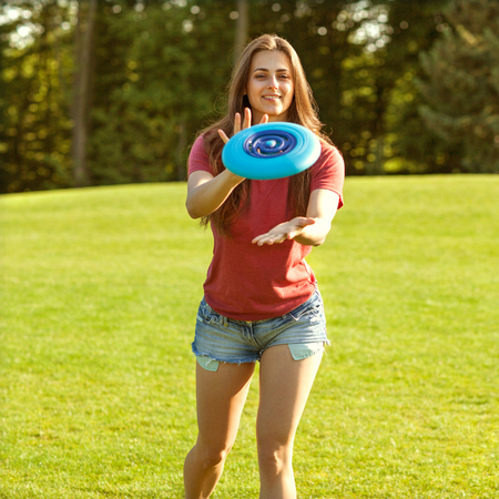 公園 健康的なライフ スタイルのコンセプトでフリスビーを再生の愛のカップル の写真素材 画像素材 Image 公園 健康的なライフ スタイルのコンセプトでフリスビーを再生の愛のカップル の写真素材 画像素材 Image