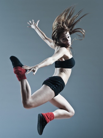分離されたスタジオの背景の美しい若い白人女性少女ダンサー バレエ ブレイク ダンスの飛躍ジャンプ の写真素材 画像素材 Image