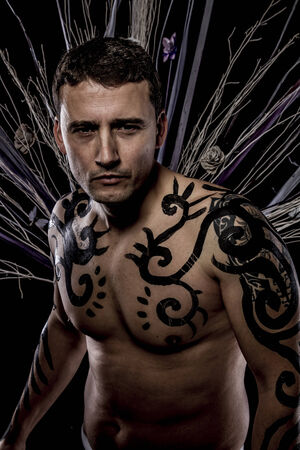 装飾的な入れ墨とブードゥー教の宗教的な女性の野蛮人します 部族の人 ペインテッド フェイス の写真素材 画像素材 Image 装飾的な入れ墨とブードゥー教の宗教的な女性の野蛮人します 部族の人 ペインテッド フェイス の写真素材 画像素材 Image