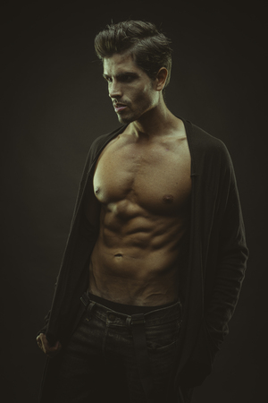 トレーニング 筋肉男茶色毛 腹部と白人若いスペイン裸の胴体 の写真素材 画像素材 Image