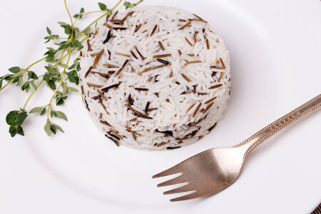 フォークと白いプレートにタイムと混合炊飯米 バスマティとワイルド ライス ミックス の写真素材 画像素材 Image