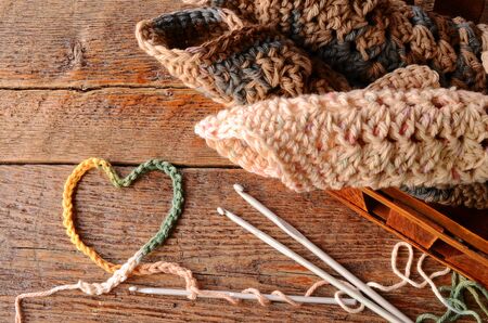 木製のテーブルの表面にかぎ針編みハート記号の平面図イメージ の写真素材 画像素材 Image 木製のテーブルの表面にかぎ針編みハート記号の平面図イメージ の写真素材 画像素材 Image