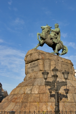 1648 1657 年 キエフ ウクライナでウクライナのザポロージエ コサックのヘーチマン ボフダン フメリヌィーツィクィイ記念碑 の写真素材 画像素材 Image