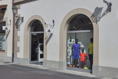 adidas mcarthurglen vancouver