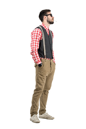 Coole Entspannten Hippie In Vintage Kleidung Rauchen Von Zigaretten Ganzkorper Portrait Isoliert Uber Weiss Studio Hintergrund Lizenzfreie Fotos Bilder Und Stock Fotografie Image 41118491