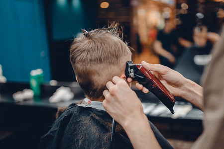 理髪店 理髪店美容院髪型になりますひげ子を持つ男 の写真素材 画像素材 Image