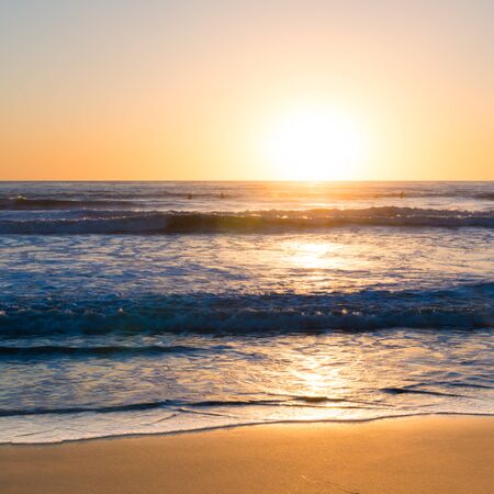 サンディエゴ カリフォルニア州オーシャン ビーチの印象的な海の景色 日没 鳥は 濡れた砂浜に反映されます の写真素材 画像素材 Image サンディエゴ カリフォルニア州オーシャン ビーチの印象的な海の景色 日没 鳥は 濡れた砂浜に反映されます の写真素材 画像素材 Image