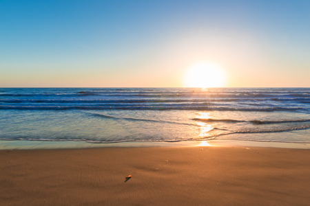 砂のビーチや海のサーフィンは 夕日の色で描かれています カリフォルニアの海岸 の写真素材 画像素材 Image 砂のビーチや海のサーフィンは 夕日の色で描かれています カリフォルニアの海岸 の写真素材 画像素材 Image
