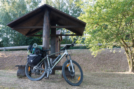 Tenda da campeggio turistica nei boschi, la bici del viaggiatore è sullo sfondo. Tenda da campeggio turistica nei boschi, la bici del viaggiatore è sullo sfondo.