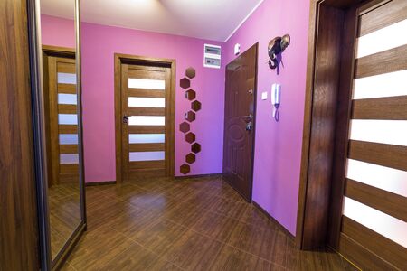 パープル ホールのインテリア の写真素材 画像素材 Image