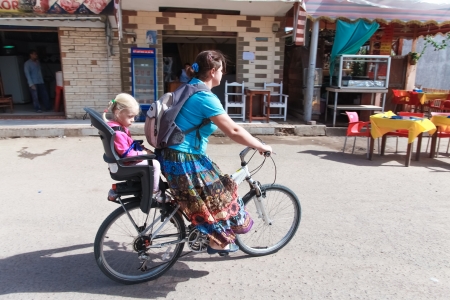 11 年 1 月 28 日 エジプトのダハブで上の娘と自転車に乗って エジプトのダハブ 11 年 1 月 29 日 ロシア人女性 ロシア の家族の何百もの冬の寒さから逃れるにエジプトに来る の写真素材 画像素材 Image 11 年 1 月 28 日 エジプトのダハブで上の娘と自転車に乗って エジプトのダハブ 11 年 1 月 29 日 ロシア人女性 ロシア の家族の何百もの冬の寒さから逃れるにエジプトに来る の写真素材 画像素材 Image