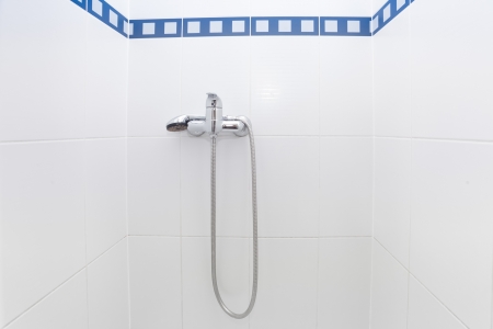Modern wc helyiség kockás fekete fehér csempe falak royalty free ... Fürdőszoba zuhannyal