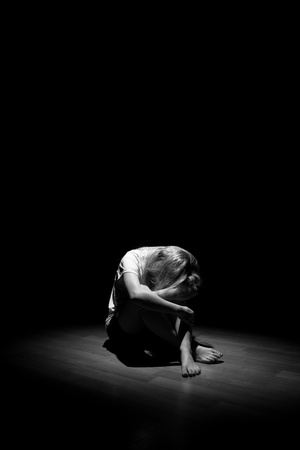 落ち込んで若い孤独な女性 の写真素材 画像素材 Image