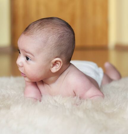 かわいい赤ちゃん 男の子か女の子 ベッドの毛皮の毛布でクロールの肖像画 の写真素材 画像素材 Image