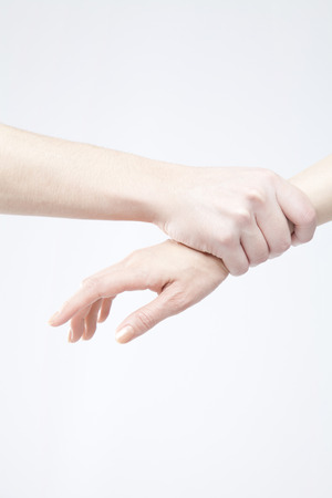 男性は 女性の手首をつかむ の写真素材 画像素材 Image