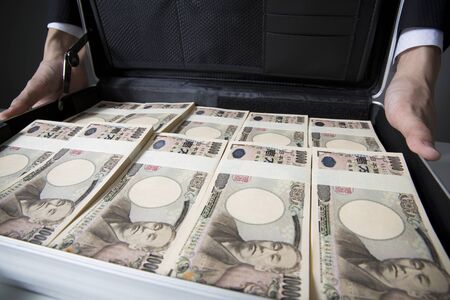 男性がアタッシュ ケースにたくさんのお金が付いている容器を表示します の写真素材 画像素材 Image 男性がアタッシュ ケースにたくさんのお金が付いている容器を表示します の写真素材 画像素材 Image