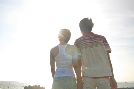 後姿のカップルが手を接続します の写真素材 画像素材 Image 後姿のカップルが手を接続します の写真素材 画像素材 Image