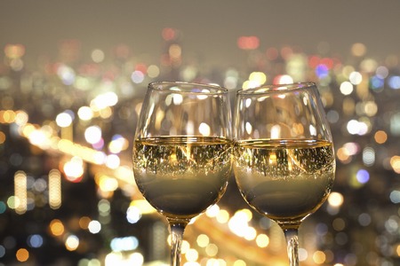 43652067-vista-nocturna-de-la-ciudad-refleja-en-el-vidrio-de-vino.jpg?ver=6