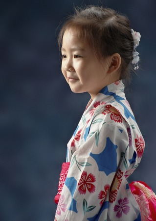 浴衣女の子バスト 横向きの肖像画 の写真素材 画像素材 Image