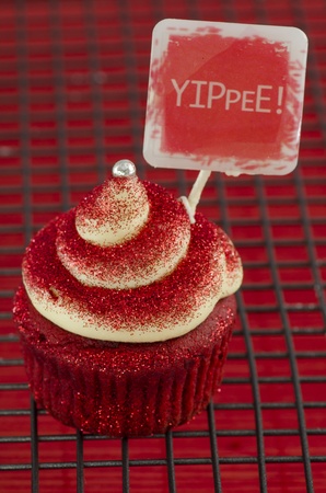 クルクルと赤い粉とクリスマス ツリーの装飾のカップケーキ の写真素材 画像素材 Image