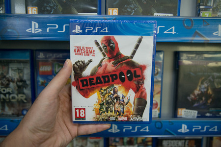 ブラチスラヴァ スロバキア 17年 4 月年頃 デッドプール ビデオゲームの店でソニーのプレイ ステーション 4 コンソール マン の写真素材 画像素材 Image