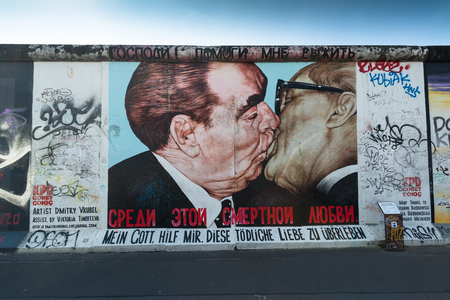 ベルリン ドイツ 9月15日 ベルリンの壁の落書きは 19年9月21日 土曜日 ベルリン イーストサイドギャラリー ベルリンの壁有名な記念碑で見られました の写真素材 画像素材 Image ベルリン ドイツ 9月15日 ベルリンの壁の落書きは 19年9月21日 土曜日 ベルリン イーストサイドギャラリー ベルリンの壁有名な記念碑で見られました の写真素材 画像素材 Image