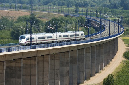 Bubierca サラゴサ アラゴン スペイン 高架橋を横断高速鉄道のビューave マドリード バルセロナ の写真素材 画像素材 Image