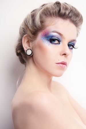 キラキラ光るメイクアップとヴィンテージの髪型は 白い壁に美しい若いセクシーなピンナップ ガールの肖像画 の写真素材 画像素材 Image 13425972