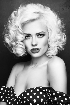 若い美しいセクシーな金髪ピンナップ ガール グランジ背景上の毛の黒と白のビンテージ スタイルの肖像画 の写真素材 画像素材 Image 若い美しいセクシーな金髪ピンナップ ガール グランジ背景上の毛の黒と白のビンテージ スタイルの肖像画 の写真素材 画像素材 Image