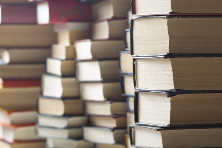 本の背景のスタック たくさんの本が山積みだ の写真素材 画像素材 Image