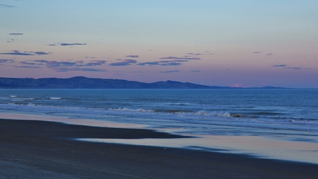 ニュージーランド クライストチャーチの近くのビーチに夕日のシーン パステル カラーの風景 ワイクク ビーチ ピンクの空 の写真素材 画像素材 Image