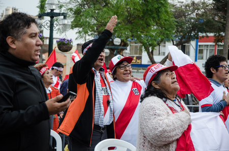 ペルー ペルー対コロンビア ロシア 18 リマ ペルー 17 年 10 月 10 日 狂信 愛国者のペルーとコロンビアとの試合の前に 国歌の時間を開く の写真素材 画像素材 Image