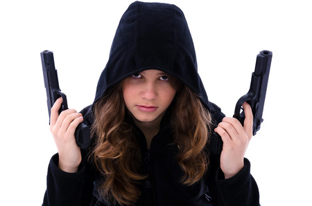 Fille Avec Arme à Feu Isolé Sur Blanc. Enfant Ou Un Fille Avec Arme à Feu Isolé Sur Blanc. Enfant Ou Un