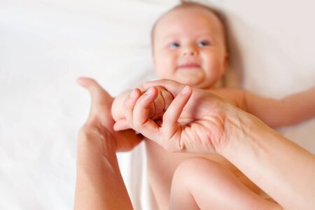 下ろすママは新生児の爪のはさみを使用して手の爪します Mothercare は赤ちゃんの健康的な生活にとって最も重要です の写真素材 画像素材 Image 下ろすママは新生児の爪のはさみを使用して手の爪します Mothercare は赤ちゃんの健康的な生活にとって最も重要です の写真素材 画像素材 Image