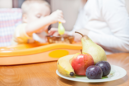 Mom は 純粋な赤ちゃんの果物をフィードします フルーツ Nutrishion 健康的で自然な離乳食 テーブルの上に横になっている果物 離乳食 健康を食べる 新鮮なフルーツ バナナ リンゴ プルーン 洋梨 の写真素材 画像素材 Image Mom は 純粋な赤ちゃんの果物をフィードします フルーツ Nutrishion 健康的で自然な離乳食 テーブルの上に横になっている果物 離乳食 健康を食べる 新鮮なフルーツ バナナ リンゴ プルーン 洋梨 の写真素材 画像素材 Image